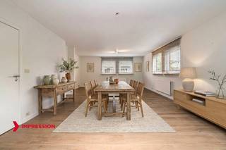 <p><strong>Instapklare open bebouwing in een groene villawijk van Tervuren.</strong><br />Deze verzorgde villa uit 2001 bevindt zich op een toplocatie tussen het park en het bos van Tervuren, in een residentiële en rustige omgeving op wandelafstand van het centrum. De woning combineert comfort, energiezuinig wonen en een aangename indeling met vier slaapkamers en twee badkamers. Dankzij het gunstige EPC-label B, de zonnepanelen, airconditioning en het alarmsysteem geniet u hier van hedendaags wooncomfort met aandacht voor energie-efficiëntie en veiligheid. De ruime, groene tuin van 314 m² vormt een heerlijke plek om tot rust te komen. Een instapklare woning voor wie comfortabel wil wonen in een groene omgeving nabij Brussel.<br /><br /><u><strong>Belangrijkste ruimtes:</strong></u><br />• Inkomhal (8,53 m²) met vlotte toegang tot de leefruimtes<br />• Ruime living (38,42 m²) met veel lichtinval en zicht op de tuin<br />• Keuken (12,31 m²) met praktische indeling<br />• Berging (8,64 m²) aansluitend aan de keuken<br />• Garage (24 m²) met extra opslagruimte<br />• Terras met directe toegang tot de tuin<br />• Groene tuin (314 m²) met tuinhuis<br />• Slaapkamer (14,63 m²)<br />• Slaapkamer (14,23 m²)<br />• Slaapkamer (12,40 m²)<br />• Slaapkamer (10,66 m²)<br />• Twee badkamers<br />• Extra berging (9,89 m²)<br /><br /><u><strong>Troeven:</strong></u><br />• Topligging tussen het park en het bos van Tervuren<br />• Energiezuinige woning met EPC-label B en zonnepanelen<br />• Airconditioning, alarmsysteem en ruime groene tuin<br /><br />Meer informatie of een bezoek met Margaux Mulkers? Contacteer ons via +3223351114<br />JOUW DROOMHUIS. ZO GEVONDEN!</p>