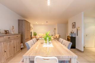 Dit instapklare appartement bevindt zich op de eerste verdieping van een mooie residentie, op <strong>wandelafstand van de Grote Markt</strong>, <strong>supermarkten</strong> en alle voorzieningen van het <strong>centrum van Sint-Niklaas.</strong><br /><br />De woning beschikt over een ruime leefruimte met toegang tot het eerste<strong> terras</strong> <strong>aan de voorzijde</strong>, een functionele keuken met aansluitende berging, en twee slaapkamers.<br />Aan de <strong>achterzijde</strong> bevindt zich een tweede<strong> riant terras</strong> waar het aangenaam vertoeven is.<br /><br />Verder beschikt het appartement over een  <strong>ruime kelderberging</strong> en een<strong> brede overdekte autostaanplaats</strong> met inrit via de Joseph Lonckestraat. De autostaanplaats dient mee aangekocht te worden voor €20.000<br /><br />Een verzorgde en praktische woonst op een centrale locatie, ideaal voor wie comfortabel wil wonen dicht bij het stadscentrum.<br /><br />U kan een bezoek aanvragen via 03 502 98 74 of via emily@claves.be <br /><br /> 