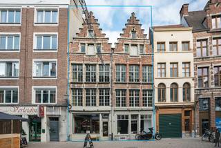 Historisch dubbel pand met uniek karakter <br /><br />Officieel te koop vanaf 1 Juli 2026 <br /><br />Op een van de meest sfeervolle en historische locaties van Antwerpen, in het hart van de oude stad nabij de Hoogstraat en Vlasmarkt, bevindt zich dit prachtige dubbel pand. Een zeldzame opportuniteit: een dubbele handelswoning met rijke geschiedenis, authentieke details en uitstekend verhuurpotentieel.<br />Dit iconische pand, bekend als "De Rode Koning" en "De Witte Koning", dateert uit de late 16e eeuw. De kelder gaat mogelijk terug tot de 12e-13e eeuw (Romaanse periode, restanten van een voormalig klooster). Tijdens de grondige restauratie werden de authentieke trapgevels, bakstenen met speklagen en prachtige gevels in ere hersteld. Het resultaat is een monumentaal geheel met veel cachet dat vandaag nog steeds bewondering oogst bij passanten.<br /><br />Indeling &amp; troeven<br /><br />Totale oppervlakte: ca. 365 m²<br />Grote historische kelder met originele waterput (zeer zeldzaam in Antwerpen!), tongewelven en bijzondere zuilen — ideaal voor een gezellige wijnkelder, privé-club, receptieruimte of verhuur als unieke eventlocatie.<br />Ruime, uitgeruste keuken met eetkamer en een grote leefruimte.<br />Op de eerste verdieping: 2 terrassen.<br />Op de tweede verdieping: 3 slaapkamers en 1 badkamer.<br />De bovenste verdieping moet nog afgewerkt worden — ideaal om naar eigen smaak in te richten (extra slaapkamers, loft, kantoor…).<br /><br />Dubbele handelswoning: perfect voor de combinatie van wonen + werken of volledige verhuur.<br />EPC C — energiezuinig voor een pand van deze leeftijd.<br />Elektriciteit volledig conform.<br />Momenteel is de helft van de commerciële plint verhuurd aan een stabiele huurder voor € 1.350 per maand. Dit zorgt voor een directe en interessante rendementsopbrengst, terwijl u de andere helft zelf kunt bewonen of verder ontwikkelen.<br /><br />Locatie &amp; potentieel<br />De Vlasmarkt is een bruisende, centrale locatie met een authentiek Antwerps karakter: nabij winkels, horeca, cultuur en openbaar vervoer. <br /><br />Dit is geen doorsneepand, maar een stukje levende geschiedenis met ziel, waar eeuwenoude architectuur samensmelt met modern comfort.<br />Benieuwd naar dit unieke dubbel pand? Neem contact op voor een bezichtiging en laat u verrassen door de sfeer en de vele mogelijkheden.