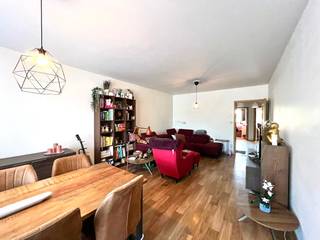 Dit verzorgd appartement is gelegen aan de Hazelarenlaan in de Banneuxwijk te Hasselt. Dankzij de centrale ligging bevinden winkels, scholen, openbaar vervoer en andere dagelijkse voorzieningen zich in de nabije omgeving. Ook het centrum van Hasselt en de belangrijkste invalswegen zijn vlot bereikbaar.Het appartement verkeert in een uitstekende staat van onderhoud en geniet van een aangename natuurlijke lichtinval dankzij de grote raampartijen. De praktische indeling zorgt voor een comfortabel woongevoel en een optimaal gebruik van de beschikbare ruimte.Via de inkomhal bereikt u de verschillende ruimtes van het appartement. De leefruimte is ruim en lichtrijk en vormt het hart van de woning. Aansluitend bevindt zich de geïnstalleerde keuken, voorzien van de nodige toestellen en opbergruimte.Vanuit de leefruimte heeft u toegang tot het terras, waar u in alle rust kunt genieten van een moment buiten. Verder beschikt het appartement over twee volwaardige slaapkamers, die voldoende ruimte bieden voor een slaapkamer, kinderkamer of thuisbureau.De badkamer is uitgerust met een ligbad en wastafel. Daarnaast beschikt het appartement over een praktische kelderberging, ideaal voor het opbergen van voorraad of andere spullen.Verdiep +1 - Inkomhal- toilet- Badkamer met ligbad- Lichtrijke leefruimte- Geïnstalleerde keuken- 2 terrassen - 2 slaapkamersVerdiep -1- KelderbergingTroeven:- Energiezuinig appartement- Veel natuurlijke lichtinval- Praktische indeling- Kelderberging inbegrepen- Gunstige ligging nabij winkels, scholen en openbaar vervoer- Vlotte verbinding naar het centrum van Hasselt en de belangrijkste invalswegenDe snelste manier om een bezoek te brengen aan deze woning? Vraag je bezoek aan via de rode knop op onze website (www.dewaele.com).Telefonisch kunnen er geen afspraken gemaakt worden. Bij andere vragen kun je ons telefonisch contacteren via 011 30 50 50.Tot binnenkort