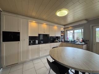 Deze ruime woning combineert energiezuinig comfort met een rustige, groene ligging. Geniet van een landelijke sfeer zonder in te boeten...