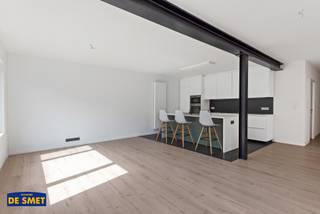 Het appartementsgebouw bevindt zich recht tegenover een supermarkt en op wandelafstand van het station.Haar gunstige ligging resulteert dan ook in...