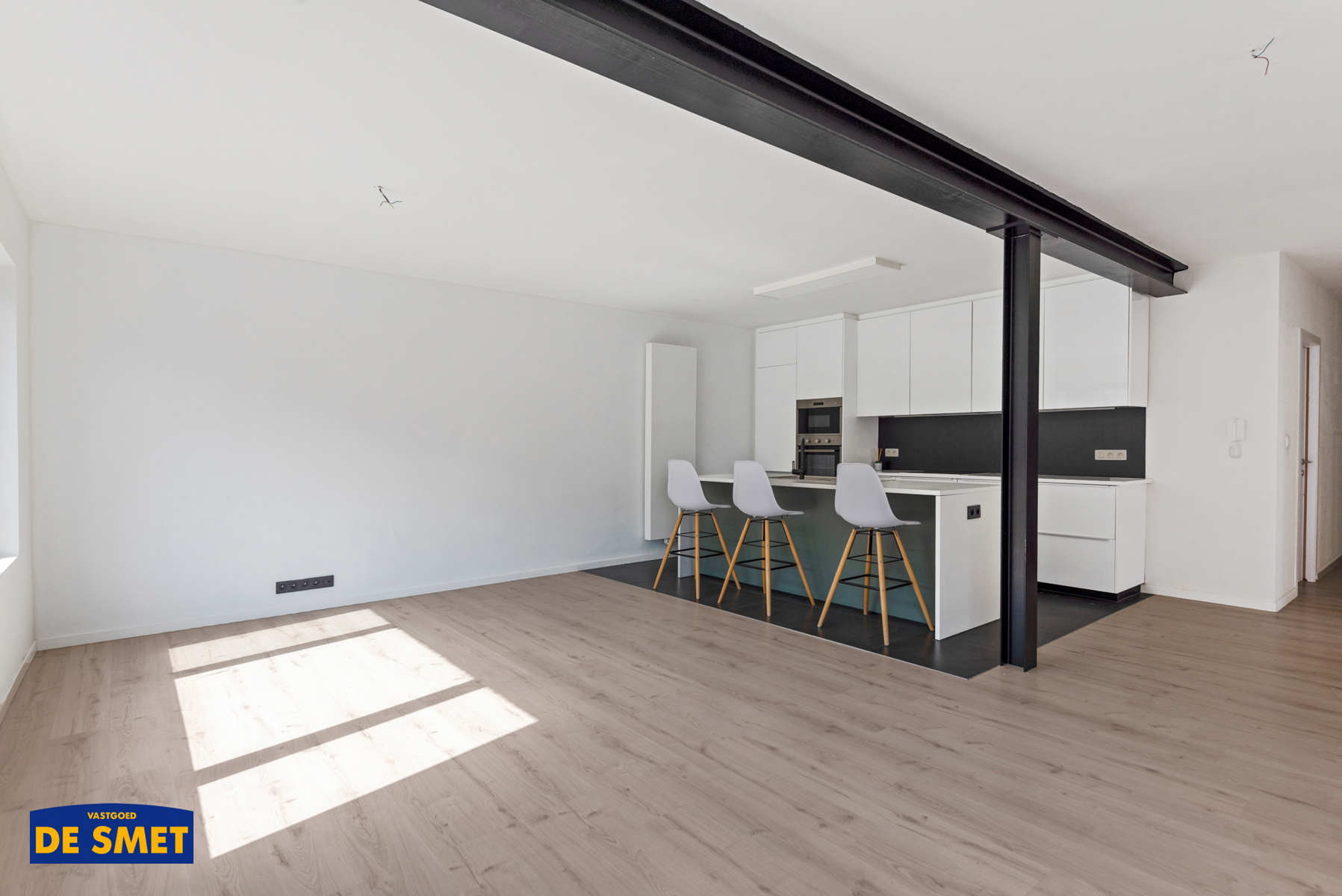 Volledig vernieuwd appartement met achteraan gelegen garage - foto 2