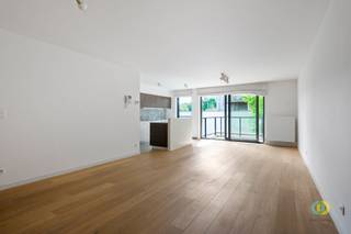 <p><span>In het hart van Wolvertem, op wandelafstand van alle voorzieningen, vindt u dit moderne tweeslaapkamerappartement in een recent gebouw met lift. Het appartement bevindt zich op de eerste verdieping en combineert comfort, ruimte en een aangename ligging. Bij het binnenkomen komt u terecht in de inkomhal die toegang geeft tot de twee slaapkamers van respectievelijk 17,5 m² en 10,5 m². Beide kamers genieten dankzij de grote raampartijen van een aangename natuurlijke lichtinval. Verder beschikt het appartement over een moderne douchekamer met een Italiaanse douche en dubbele lavabo. Wanneer u verder doorloopt, komt u in de ruime leefruimte van maar liefst 32,5 m². Dankzij de grote raampartijen baadt de living in het licht en heeft u rechtstreeks toegang tot het terras, dat ideaal zuidwestelijk georiënteerd is om volop van de zon te genieten. Aansluitend bevindt zich de volledig uitgeruste open keuken met kookeiland, dat een mooie afscheiding vormt tussen de keuken en de leefruimte. Vanuit de keuken heeft u eveneens toegang tot de praktische berging met aansluitingen voor een wasmachine en droogkast. Bij het appartement horen bovendien een kelder en een dubbele staanplaats, inbegrepen in de huurprijs. Lasten: €50/maand (gemeenschappelijke kosten + onderhoud van de ketel). Bent u op zoek naar een ruim en modern appartement op een centrale ligging in Wolvertem? Aarzel dan zeker niet om contact met ons op te nemen.</span></p>