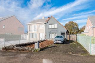 <p>Te koop: halfopen woning in Beveren, vlot bereikbaar en met een ruime tuin en oprit.</p>

<p>Deze woning uit 1961 ligt aan de Gentseweg, op korte afstand van openbaar vervoer en belangrijke invalswegen. De gezellige leefruimte vormt het hart van het huis, terwijl de tuin van 225 m² en de oprit voor de wagen zorgen voor extra comfort. Dankzij de centrale ligging geniet u van een vlotte verbinding naar omliggende gemeenten en steden.</p>

<p>Belangrijkste ruimtes:<br />• Ruime woonkamer (32 m²) met veel lichtinval<br />• Hal (6 m²) als inkomruimte<br />• Badkamer (6,5 m²) met douche, ligbad en dubbele wastafel in meubel<br />• Kleine hal (2 m²)<br />• Berging (3 m²) met aansluiting voor wasmachine en droogkast<br />• Keuken (10 m²) volledig ingebouwd met ingemaakte kasten<br />• Tuin (225 m²) ideaal voor ontspanning<br />• Slaapkamer (19 m²)<br />• Slaapkamer (10 m²)<br />• Veranda (18 m²) met zicht op de tuin</p>

<p>Troeven:<br />• Vlotte bereikbaarheid via invalswegen en openbaar vervoer<br />• Ruime tuin en oprit voor de wagen<br />• Gezellige leefruimte als centrale ontmoetingsplek</p>

<p>Neem vandaag nog contact op met uw ERA-makelaar voor een bezoek.</p>

<p> </p>

<p>JOUW DROOMHUIS. ZO GEVONDEN!</p>