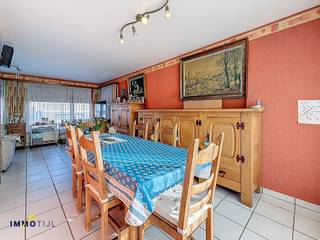 Deze uitstekend gelegen halfopen bebouwing biedt op het gelijkvloers een ruime inkomhal met apart toilet, een inpandige garage (automatische poort)...