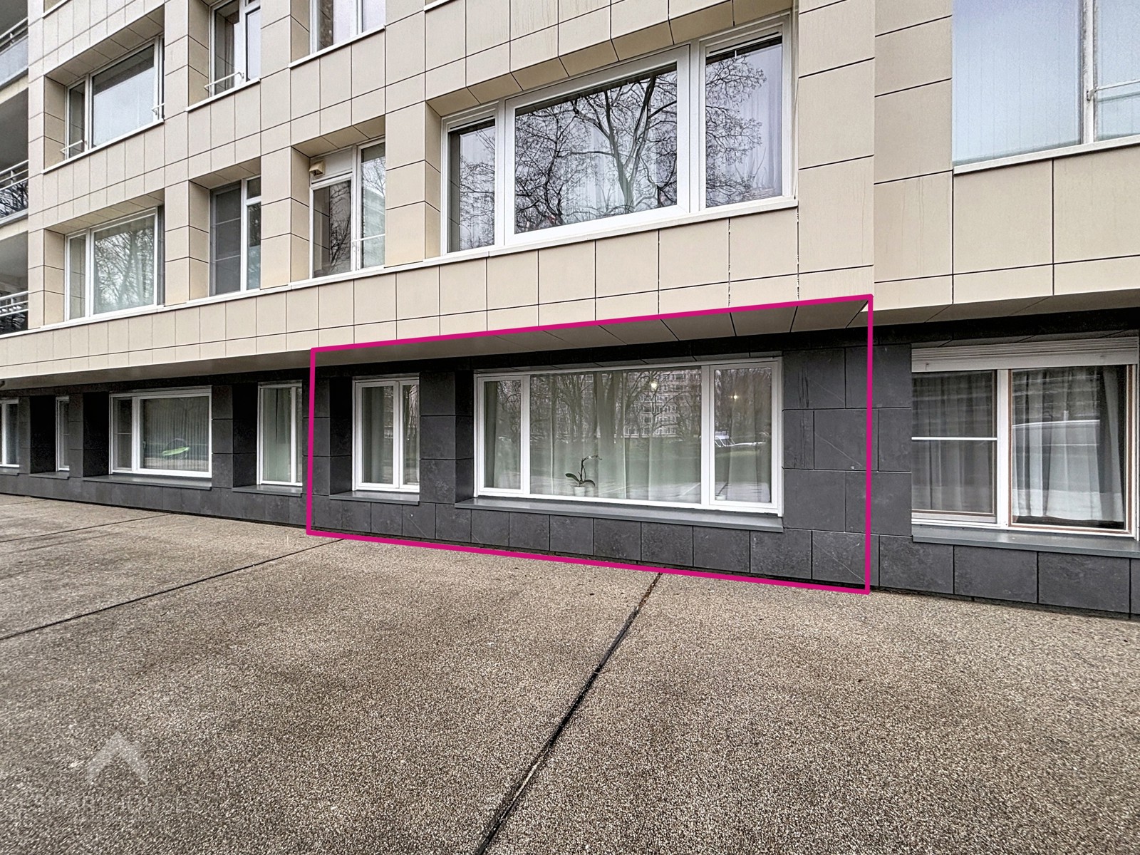 Volledig gerenoveerd gelijkvloers appartement - foto 2