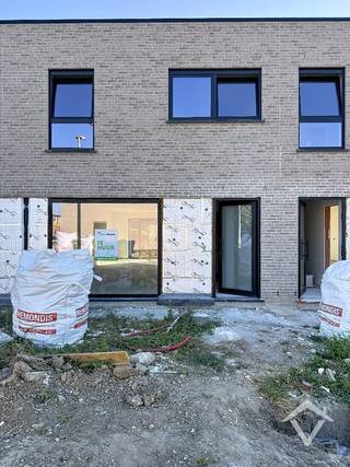 Deze nieuwbouwwoning bestaat uit: inkomhal - toilet - living - keuken - berging - wasplaats - terras - tuin - tuinhuis - autostaanplaats - nachthal - 3 slaapkamers - badkamer - toilet op de bovenverdieping. <br /><br />EPC: woning in aanbouw. Vrij 1/12/2026. Huurprijs 895 €/mnd.