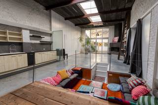 [[ DIT PAND NEEMT DEEL AAN DE ERA OPEN HUIZEN DAG OP 6/12 VAN 11:00 TOT 12:00 ]] <strong>Uitzonderlijke loft met atelier te koop nabij centrum Waregem.</strong><br /><br />Dit pand werd in 2008 volledig gerenoveerd en omgebouwd tot deze prachtige loft.<br />De loft heeft heel wat ruimte en mogelijkheden. De enorme leefruimte zorgt voor een open gevoel met heel wat lichtinval. <br />Er is een goed EPC, conform elektriciteitsattest en vloerverwarming op gas.<br /><br />Indeling is als volgt:<br />Inkomhal, eerste kamer, badkamer met douche en toilet, 2de kamer met bad/douche en wastafel. Open loft met veel ruimte, lounge put. Keuken voorzien in de leefruimte. 3de kamer is bereikbaar via de trap. Achteraan een koer met een atelier.<br />Vooraan de loft is er een aparte parkeerplaats. Deze is inbegrepen in de prijs.<br /><br />Troeven:
<ul><li>Goede ligging</li><li>Goed EPC </li><li>Veel ruimte</li></ul>
Heeft u interesse in deze loft? Contacteer Karel van ERA Bossuyt +32490 44 30 02