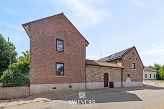Voor meer info en foto's, surf naar www.swevers.be – achter deze karaktervolle vierkantshoeve schuilt een uitzonderlijke eigendom met twee afzonderlijke huisnummers. Huisnummer 15 vormt een ruime hoofdwoning, terwijl huisnummer 13 dankzij een goedgekeurde bestemmingswijziging officieel als appartement verhuurd mag worden. Hierdoor biedt deze eigendom tal van mogelijkheden: zelf de volledige hoeve bewonen, wonen combineren met verhuur, kangoeroe- of zorgwonen realiseren of investeren in een eigendom met extra rendement. De eigendom, gelegen aan Singelstraat 13 en 15 in Tongeren-Borgloon, combineert de charme van een historische hoeve met hedendaags wooncomfort. Huisnummer 15 biedt 413 m² bewoonbare oppervlakte en huisnummer 13 nog eens 204 m². Samen beschikt het geheel over 11 slaapkamers, 6 badkamers, 7 toiletten, ruime leefruimtes, twee keukens, een bijkeuken, bergingen, een serre en een gezellige westgerichte binnenkoer van 82 m². Op de verdieping zorgen extra slaapkamers, badkamers, een dressing, videzones en een polyvalente ruimte voor nog meer mogelijkheden. Ook technisch scoort deze eigendom bijzonder sterk met 72 zonnepanelen, twee thuisbatterijen, twee laadpalen, airconditioning in alle kamers, een regenwaterput van 5.000 liter, een extra regenwaterput van 300 liter en 3.000 liter IBC-opslag voor regenwater. De energiezuinigheid wordt bevestigd met EPC-label A voor huisnummer 13 en EPC-label B voor huisnummer 15. Het perceel van 14 are 34 centiare biedt veel privacy en buitenruimte. Dankzij de rustige ligging en de vlotte bereikbaarheid van scholen, winkels, openbaar vervoer en sportfaciliteiten geniet u hier van comfortabel wonen op een centrale locatie. Een unieke vierkantshoeve met karakter, ruimte en tal van toekomstmogelijkheden. Voor meer informatie, bel 012 699 900. Bron bewoonbare oppervlakte: EPC – verslag.