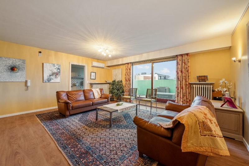 Roeselare-stadskern. PENTHOUSE op 6de verdieping aan het Coninckplein gelegen, met 2 slaapkamers, ochtendterras en avondterras. Een pareltje met unieke ligging ! - foto 3