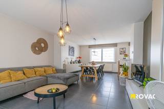 Lichtrijk en energiezuinig duplexappartement bestaande uit inkom met apart gastentoilet, ruime leefruimte (TV-meubel + dressoir blijven)...