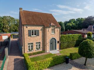 Deze sfeervolle en uitstekend onderhouden woning is rustig en kindvriendelijk gelegen in Mol-Gompel, op fietsafstand van lokale winkels en het centrum. Dankzij de vlotte verbinding zijn ook de omliggende gemeenten en de E313 en E34 snel bereikbaar.<br /><br />Via de inkomhal, met gastentoilet en vestiaire, kom je in de ruime en lichtrijke leefruimte. Deze is opgedeeld in een gezellige zithoek, eethoek en bureauruimte. Grote raampartijen zorgen voor een aangename lichtinval en een mooi zicht op de tuin. De parketvloer, Bourgondische dallen, maatkasten en venstertabletten in oude eiken wagonplanken en de pelletkachel geven het geheel een warme en karaktervolle uitstraling.<br /><br />De leefkeuken vormt het hart van de woning en is uitgerust met een kwalitatief Lacanche-kookfornuis met twee afzonderlijke ovens. Daarnaast beschikt de keuken over een vaatwasser, microgolfoven, koelkast, dubbele spoeltafel, natuurstenen werkbladen en voldoende kastruimte. De gezellige ontbijt- en eethoek biedt opnieuw een mooi zicht op de tuin. Aansluitend bevindt zich een praktische wasplaats/berging met douche, uitgietbak, extra toilet en handige inbouwkasten.<br /><br />Op de eerste verdieping geeft de nachthal toegang tot drie ruime slaapkamers, die allemaal voorzien zijn van airconditioning. De twee achterste slaapkamers beschikken bovendien over elektrische rolluiken. De masterbedroom heeft een eigen dressingruimte. De badkamer is ingericht met een ruime inloopdouche, ligbad en dubbele wastafel in meubel met arduinen blad. Op de nachthal bevindt zich tevens een apart toilet.<br /><br />Via een vaste trap bereik je de zolderverdieping, die in 2025 volledig werd afgewerkt. Deze ruimte beschikt over nieuwe vloeren, maatkasten en een dakraam en biedt daarnaast nog een extra berging en ruimte voor de technische installaties.<br /><br />De woonkamer, keuken en badkamer werden recent afgewerkt met kwalitatieve kalkverf, wat bijdraagt aan de warme en natuurlijke uitstraling van de woning.<br /><br />Op het gelijkvloers is vloerverwarming voorzien; de verdieping en zolder worden verwarmd via radiatoren. De woning beschikt over een ventilatiesysteem type D met warmterecuperatie, 16 zonnepanelen en een goede isolatie, wat resulteert in een gunstig EPC-label.<br /><br />Ook de buitenomgeving werd met veel aandacht aangelegd. De verzorgde tuin beschikt over een terras dat rechtstreeks aansluit op de keuken en een prachtig eiken tuinpaviljoen. Het paviljoen werd afgewerkt met hoogwaardige materialen, waaronder een arduinen vloer, Bourgondische tegelpannen, stalen ramen en een kachel. Het vormt een heerlijke plek om in alle rust van de tuin te genieten.<br /><br />Verder zijn er een aparte tuinberging, buitendouche en beregeningsinstallatie aanwezig. De woning beschikt daarnaast over een ruime garage met automatische sectionaalpoort. Het volledig omheinde perceel wordt aan de voorzijde afgesloten met een automatische houten toegangspoort in afromosia.<br /><br />Een bijkomende troef is de mogelijkheid om het naastgelegen perceel, dat momenteel deel uitmaakt van het geheel, mee aan te kopen voor € 180.000. Op dit perceel is een halfopen bebouwing mogelijk, wat interessante mogelijkheden biedt voor wie extra ruimte of een toekomstige bouwmogelijkheid of investering wenst.<br /><br />Ben je op zoek naar een ruime, karaktervolle en kwalitatief afgewerkte woning waar comfort, rust en sfeer hand in hand gaan? Dan is deze woning in Gompel absoluut een bezoek waard.