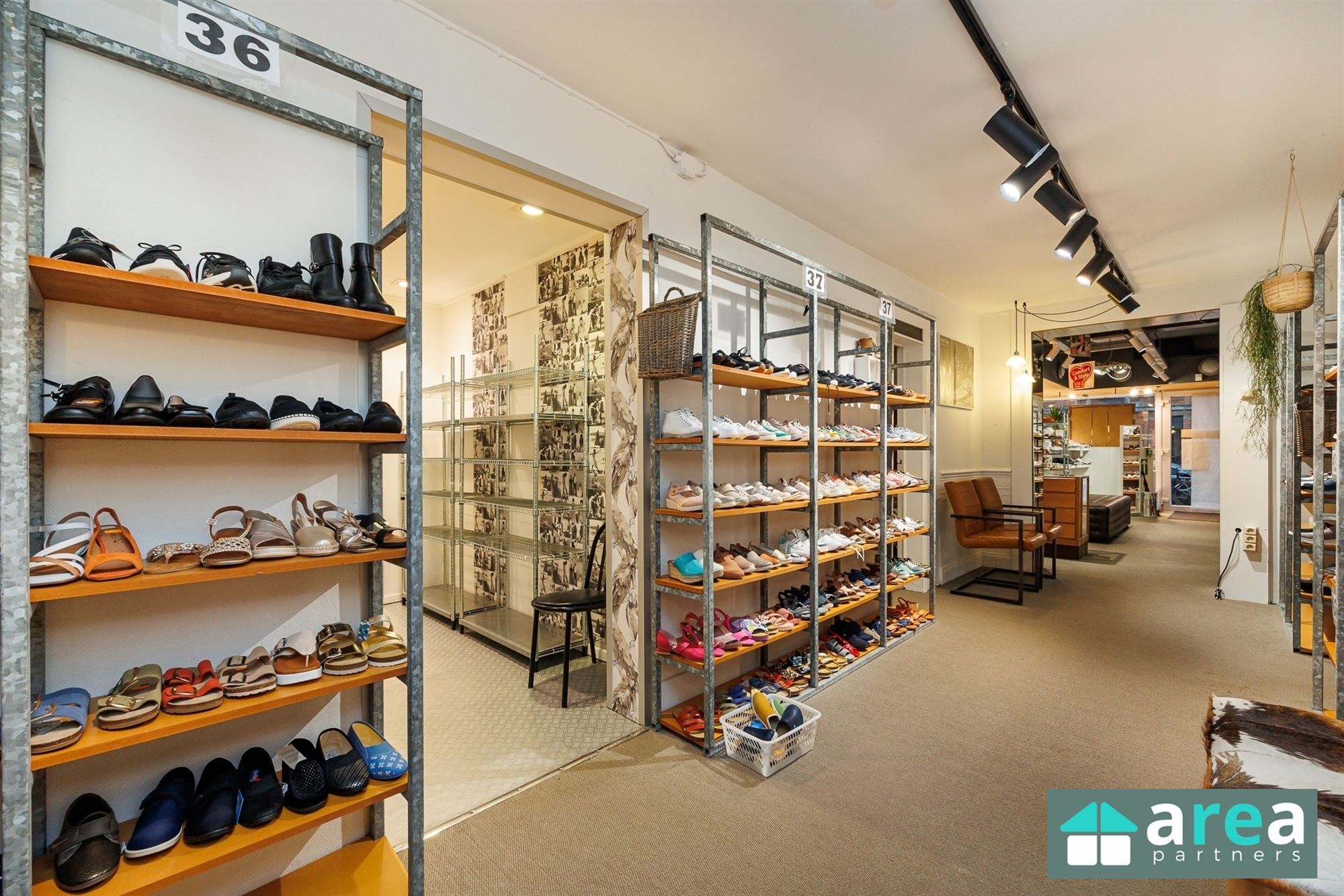 Handelsgelijkvloers met woonst op gunstige locatie! - foto 5