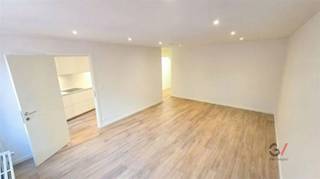 <p><b>Appartement élégant au cœur de Louvain</b></p> <p>Découvrez ce bel appartement à Louvain, parfaitement situé pour ceux qui recherchent confort et modernité. Avec une surface habitable de 75m², il y a deux chambres spacieuses et lumineuses, idéales pour un couple ou une petite famille. Le salon respire la convivialité, avec de belles grandes fenêtres qui laissent entrer beaucoup de lumière naturelle.</p> <p>La cuisine moderne et élégante est équipée d'appareils électroménagers de haute qualité et offre beaucoup d'espace pour préparer de délicieux repas. Le design chic offre une finition élégante qui plaira même aux amateurs de cuisine les plus exigeants. La salle de bains est décorée avec goût, avec des carreaux contemporains et des équipements soignés.</p> <p>L'un des atouts de cet appartement est son balcon confortable, où vous pourrez vous détendre et savourer une tasse de café tout en profitant de la tranquillité des lieux. Malheureusement, il n'y a pas de garage, mais vous êtes à proximité de la ville animée, où tout est facilement accessible.</p> <p>Cet appartement est idéal pour ceux qui recherchent un logement moderne et prêt à être emménagé dans l'une des villes les plus charmantes de Belgique. Ne manquez pas cette opportunité unique et venez vite jeter un coup d'œil !</p>
