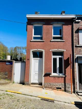 Maison récemment rénovée avec jardin.Au rez-de-chaussée, vous trouverez un double salon, une toilette, ainsi qu'une cuisine, le tout donnant sur...
