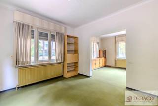 Te renoveren woning met magazijn op een toplocatie in Bouwel!<br /><br />Bent u op zoek naar een woning met magazijn op een uitstekende locatie in Bouwel? Deze woning is gelegen op een perceel van 1.121 m² en combineert ruimte met een zeer gunstige ligging.<br /><br />Binnenin word je verwelkomd in de inkomhal die toegang verleend tot de tweedelige leefruimte die in directe verbinding staat met de keuken. Vervolgens krijgt u vanuit de keuken toegang tot de kelder en nog een naastgelegen praktische berging. Verder bevinden zich op het gelijkvloers een toilet &amp; garage. Achteraan ontdek je nog een grote polyvalente ruimte, die rechtstreeks toegankelijk is vanuit de tuin en die ideaal als werkplaats, hobbyruimte of atelier in te richten is.<br /><br />Op de eerste verdieping bevinden zich een 3 slaapkamers met ingebouwde kasten.<br /><br />De tweede verdieping is bereikbaar via de vaste trap en biedt mogelijkheden tot het inrichten van een extra slaapkamer.<br /><br />De woning is omgeven door mooie prachtige tuin en achteraan ideaal om helemaal tot rust te komen.<br /><br />De EPC-waarde bedraagt 743 kWh/m² jaar (Renovatieplicht)!<br /><br />Troeven:<br />+ Toplocatie<br />+ Perceel van 1.121 m²<br />+ Ruime en aangename tuin<br />+ 3 slaapkamers met mogelijkheid tot 4de slaapkamer<br />+ Magazijn / werkplaats aanwezig<br />+ Zolderverdieping met veel potentieel<br /><br />Interesse in deze woning in Bouwel?<br />Wees er snel bij en contacteer ons via:<br />info@debaco.be of bel ons op 014/73.77.77 voor een bezoek ter plaatse!