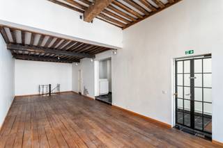 Dit commercieel gelijkvloers van ca 150 m² bevindt zich in de Keizerstraat, midden in het historische hart van Antwerpen. Een goede bereikbaarheid is gegarandeerd dankzij de nabijheid van de Leien en de verschillende tram- en bushaltes die zich op wandelafstand bevinden.<br /><br />Achter de statige, karaktervolle gevel schuilt een ruimte met een unieke uitstraling. Authentieke elementen zoals de houten plankenvloer en de balkenstructuur aan het plafond zorgen voor een warme sfeer. De ruimte strekt zich uit in een mooi recht volume, wat tal van indelingsmogelijkheden biedt en elke commerciële invulling tot haar recht laat komen.<br /><br />De grote raampartijen aan de voorzijde zorgen voor een aangename lichtinval. De combinatie van authentieke materialen en het open karakter creëert een polyvalente ruimte, geschikt voor bijvoorbeeld vrij beroep, kantoor of galerij. Daarnaast beschikt het pand over een sfeervolle kelderverdieping met authentieke bakstenen gewelven en tegelvloer. Deze ruimte biedt tal van mogelijkheden, bijvoorbeeld als extra stockruimte, vergaderruimte of extra praktijkruimte. <br /><br />Aanpassingen zijn mogelijk in functie van de beoogde invulling, in overleg met de eigenaar.<br /><br />Sanitair en kitchenette zijn aanwezig.<br /><br />Bruikbare vloeroppervlakte cfr. energieprestatiecertificaat.<br /><br />Provisie water, gas en onroerende voorheffing: 275 Euro per maand.<br />De nutsvoorzieningen (elektriciteit) zijn individueel te voorzien door de huurder.<br /><br />Onmiddellijk beschikbaar.