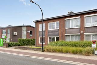 Deze half open bebouwing met 2 appartementen is ideaal om te gebruiken als kangoeroewoning of tweewoonst en bestaat uit: grote oprit, 2 garageboxen en gemeenschappelijke inkom. Het gelijkvloers appartement bestaat uit een inkomhal, L-vormige living, keuken, badkamer en 2 slaapkamers. <br />Op de eerste verdieping is er eveneens een appartement ingedeeld als volgt: inkomhal, L-vormige living, keuken, badkamer en 2 slaapkamers.<br />Achter de dubbele garagebox is er nog een grote ruimte die kan dienen als thuiskantoor, hobbyruimte, kantoor, enz...