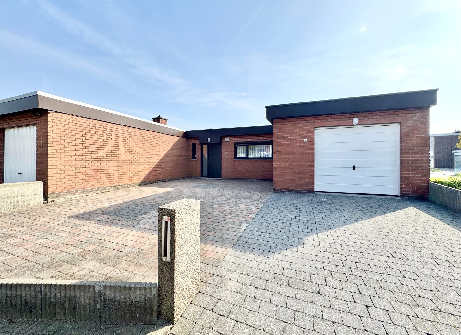 GERENOVEERDE GELIJKVLOERSE WONING | 3 KAMERS | GARAGE | 274 M² - foto 1
