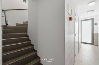 <span><strong>**Opbrengsteigendom - uit te voeren verkregen vergunning**</strong></span><br /><br />In dé Gildenstraat, een uiterst rustige, autoluwe straat gelegen in de nabijheid van de Tiensestraat bieden wij u dit opbrengstpand aan. Bestaande toestand is 6 studentenkamers (niet vergund) maar er werd een vergunning bekomen voor het uitvoeren naar 1 woning en 3 studentenkamers. Om meer precies te zijn: een woning: gelijkvloers en op de eerste verdieping een badkamer en twee slaapkamers. Daarnaast een aparte ingang, fietsenstalling, trap omhoog naar de tweede verdieping. Op deze verdieping kan je dan een keuken en twee studentenkamers vinden. Met dan op de derde verdieping een derde studentenkamer. Deze aanpassingswerken zijn geraamd op 60.000,- EUR dewelke de eigenaar indien gewenst wil uitvoeren voor de kopende partij. <br /><br /><span><strong>Interesse in een bezoek ter plaatse? Dat kan! </strong></span><br /><span><strong>Contacteer onze Expert Investeringsvastgoed Jacky voor meer informatie of een bezichtiging ter plaatse. jacky@connect-immo.be</strong></span>