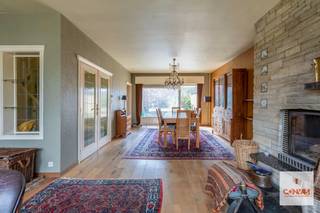 Bent u op zoek naar een woning die u volledig naar eigen smaak en stijl kan renoveren? Dan biedt deze ruime woning in Wondelgem een unieke kans.<br /><br />De woning is gelegen in een rustige straat, met een vlotte verbinding naar het stadscentrum, invalswegen, openbaar vervoer, scholen en buurtwinkels. U geniet hier van een aangename woonomgeving met alle voorzieningen binnen handbereik, terwijl u toch snel in het bruisende centrum van Gent staat.<br /><br />U betreedt de woning via de inkomhal, verder vindt u op het gelijkvloers een bureau- of hobbyruimte, ideaal voor wie van thuis uit werkt of een extra ruimte wenst. De ruime garage biedt plaats voor een wagen en bijkomende opslag. Achteraan bevindt zich de grote zuidwestgerichte tuin. Op de eerste verdieping bevindt zich een lichtrijke leefruimte met aansluitend een aangenaam terras, dat via een trap toegang biedt tot de zonnige tuin. Daarnaast vindt u er ook de keuken en een apart toilet. Op de tweede verdieping vindt u drie slaapkamers, een badkamer.<br />De mooie groen tuin is op vandaag heel ruim omdat de eigenaar het stuk bouwgrond van de buren erbij huurt. Dit kan zeker verder besproken worden.<br /><br />Komt u deze woning graag ontdekken? Contacteer Kobe via Kobe@convas.be om een bezoek in te plannen.