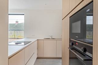 <strong><span>Gelijkvloers BEN-nieuwbouwappartement met 2 slaapkamers, terras en ondergrondse parking in Laakdal</span></strong><br />In een <strong><span>rustige, residentiële buurt pal in het centrum van Laakdal</span></strong> bevindt zich dit <strong><span>instapklare nieuwbouwappartement (appartement 2)</span></strong> op het <strong><span>gelijkvloers</span></strong> van een stijlvol nieuwbouwproject met <strong><span>moderne architectuur</span></strong>. Een perfecte combinatie van <strong><span>rust, comfort en centrale ligging</span></strong>.<br /><br />Het appartement beschikt over een <strong><span>open leefruimte met keuken</span></strong>, afgewerkt in een <strong><span>warm, modern-landelijk interieur</span></strong> met oog voor elk detail. Grote ramen zorgen voor <strong><span>veel natuurlijke lichtinval</span></strong>, waardoor de leefruimte aangenaam en open aanvoelt.<br />Verder biedt het appartement <strong><span>2 slaapkamers</span></strong>, een <strong><span>badkamer</span></strong>, een <strong><span>aparte toiletruimte</span></strong> en een <strong><span>praktische berging</span></strong>. Vanuit de leefruimte stap je zo het <strong><span>ruime, zonnige terras</span></strong> op — ideaal voor ontspanning of gezellige momenten buiten.<br /><br />Bij het appartement horen een <strong><span>ondergrondse parkeerplaats</span></strong>, een <strong><span>eigen ondergrondse fietsenstalling</span></strong> én <strong><span>eigen zonnepanelen</span></strong>, waardoor je geniet van een <strong><span>energiezuinig en duurzaam wooncomfort</span></strong>.<br />Dankzij het <strong><span>EPC-label A</span></strong>, het <strong><span>BEN-concept (bijna-energieneutraal)</span></strong> en de <strong><span>volledige afwerking met oog voor detail</span></strong>, is dit appartement <strong><span>instapklaar</span></strong> — verhuizen en genieten is alles wat je nog moet doen.<br /><strong><span>Troeven:</span></strong>
<ul>
	<li>Instapklaar nieuwbouw BEN-appartement (EPC A)</li>
	<li>Gelijkvloers</li>
	<li>2 slaapkamers</li>
	<li>Open keuken met leefruimte</li>
	<li>Badkamer + apart toilet</li>
	<li>Praktische berging</li>
	<li>Ruim terras</li>
	<li>Eigen zonnepanelen</li>
	<li>Ondergrondse parkeerplaats</li>
	<li>Ondergrondse fietsenstalling</li>
	<li>Residentiële en rustige ligging in het centrum van Laakdal</li>
	<li>Warme, modern-landelijke afwerking</li>
</ul>
<strong><span>Duurzaam, stijlvol en instapklaar wonen in een rustig maar centraal gelegen nieuwbouwappartement.</span></strong> 🏡✨<br /> 