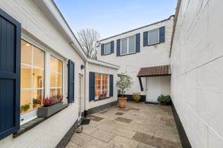 Ontdek deze uitzonderlijk veelzijdige eigendom in hartje Lokeren — dé perfecte combinatie van comfortabel wonen, werken en ondernemen. Deze...