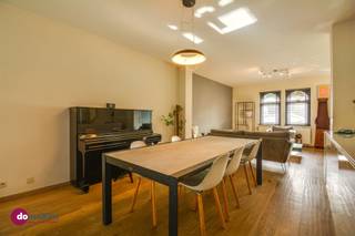 <p><span>Stijlvol en verrassend ruime woning op wandelafstand van het centrum van Boortmeerbeek</span></p><p><span> </span></p><p><span>Ben je op zoek naar een karaktervolle woning met ruimte, comfort én een uitstekende ligging? Deze halfopen bebouwing uit de jaren '50 werd tussen 2011 en 2025 grondig gerenoveerd tot een hedendaagse, instapklare thuis waar je enkel je koffers nog moet uitpakken.</span></p><p><span> </span></p><p><span>Bij het binnenkomen word je meteen verwelkomd door een warme, ruime leefruimte: dé plek voor gezellige avonden. De aansluitende leefkeuken is een droom voor wie graag kookt: volledig uitgerust met veel werkruimte én directe toegang tot een handige berging. Op het gelijkvloers vind je verder nog een aparte bureauruimte waar je met een prachtig zicht op de tuin in alle rust kan werken. Verder is er ook nog een badkamer met wastafel, toilet, bad &amp; douche.</span></p><p><span> </span></p><p><span>De eerste verdieping biedt een totaalplaatje: de Master Bedroom met aansluitende dressing en een tweede, modern ingerichte badkamer met toilet, wastafel &amp; inloopdouche. Op de tweede verdieping zijn er nog twee gezellige, ruime slaapkamers.</span></p><p><span> </span></p><p><span>De tuin is een echte oase van rust. Het ruime terras en het zwembad, verwarmd door een warmtepomp, geven je een instant vakantiegevoel. </span></p><p><span> </span></p><p><span>Opbergen kan perfect in de kelder of op de zolder. De woning is daarnaast voorzien van een inpandige garage.</span></p><p><span> </span></p><p><span>Extra troeven van de woning: </span></p><p><span> </span></p><p><span>- EPC met label B</span></p><p><span>- Recent vernieuwd &amp; geïsoleerd dak </span></p><p><span>- Gevelisolatie</span></p><p><span>- Zonnepanelen </span></p><p><span> </span></p><p><span>Dit is een unieke woning die charme en modern comfort perfect combineert, én dat nabij winkels, scholen en openbaar vervoer. </span></p><p><span> </span></p><p><span>Zin om deze woning met eigen ogen te ontdekken? Bel ons voor een bezoek ter plaatse!</span></p><p><span> </span></p><p><span>015 20 36 00 - <span>info@domoxim.be</span></span><span> </span></p><p><span> </span></p><p><span>domoXim. Waar dromen thuis komen!</span></p><p><span> </span></p><p><span>Ook de waarde van je </span><span>eigen </span><span>woning kennen? Wij geven je graag advies.</span></p>