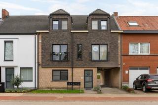 Op een uitstekende locatie nabij het centrum van Berlaar bevindt zich dit instapklaar gelijkvloers appartement met 2 slaapkamers en zuidoost-georiënteerde tuin. U bevindt zich hier vlakbij winkels, scholen, horeca en het openbaar vervoer. Het station van Berlaar is op wandelafstand van het appartement.<br /><br />We betreden het appartement via de inkomhal met apart gastentoilet. De lichtrijke leefruimte kan u inrichten met een gezellige zithoek en eetplaats. De open keuken, met aanpalende berging, is mooi geïntegreerd in het geheel en voorzien van de voornaamste toestellen. Via de leefruimte komen we in de zonnige tuin met terras, waar u steeds in alle rust en privacy kan genieten van het mooie weer. Verder geeft de hal ons toegang tot de 2 slaapkamers en badkamer, voorzien van lavabo en inloopdouche. <br />Het appartement beschikt tenslotte over een kelderberging en een niet-overdekte autostaanplaats. Bijkomend is er een garagebox verplicht aan te kopen voor 25.000 euro.<br /><br />Dit is een uitstekende opportuniteit als u op zoek bent naar een gelijkvloers appartement met twee slaapkamers en tuin nabij het centrum van Berlaar. Contacteer ons voor meer informatie op 0472 82 80 66 of neem een kijkje op www.boonstravastgoed.be<br /><br />Bijzonderheden:<br />- Gelijkvloers appartement<br />- Zuidoost-georiënteerde tuin<br />- Garagebox (verplicht aan te kopen)