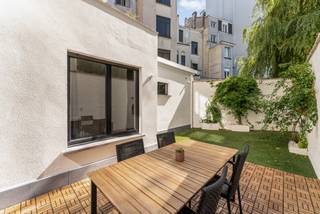 Dit prachtig gerenoveerde appartement is gelegen in een rustige straat in het bruisende Zuid, pal naast het vernieuwde KMSKA. Op wandelafstand vind je gezellige cafés, restaurants, park Nieuw Zuid en alle nodige voorzieningen. Dankzij de nabijheid van de oprit van de Ring is ook de rest van de stad en daarbuiten vlot bereikbaar.<br /><br />Het appartement beschikt over een bewoonbare oppervlakte die slim werd ingedeeld met oog voor comfort en functionaliteit. De privatieve, inpandige garage beschikt over een private ingang rechtstreeks naar het appartement. De zonnige stadstuin vormt samen met het terras een zeldzame troef op deze toplocatie.<br /><br />Bij het binnenkomen betreed je een lichtrijke leefruimte met maatwerkkasten die zorgen voor een strakke afwerking en optimaal ruimtegebruik. De open keuken is uitgerust met ingebouwde toestellen, waaronder een afwasmachine, nieuwe koelkast en aparte vriezer.<br /><br />De master bedroom beschikt over ingebouwde kasten en een en-suite badkamer met zowel een ligbad als een nieuwe inloopdouche. De tweede kamer kan perfect dienstdoen als bureau, dressing of logeerkamer. Zowel de tuin als het terras werden recent volledig heraangelegd, met aandacht voor esthetiek en onderhoudsgemak.<br /><br />Troeven op een rij:<br />• Prachtig gerenoveerd en instapklaar<br />• Inpandige privatieve garage bij aan te kopen aan €35.000<br />• Private ingang van de garage rechtstreeks naar het appartement<br />• Zuidgerichte stadstuin en terras, recent heraangelegd<br />• Keuken met ingebouwde toestellen<br />• Maatwerkkasten in leefruimte en slaapkamer<br />• Centrale ligging naast KMSKA en nabij park Nieuw Zuid<br />• Vlotte bereikbaarheid via oprit Ring<br /><br />Dit appartement combineert een toplocatie met modern comfort, hoogwaardige afwerking en een unieke buitenruimte — een zeldzame vondst in het hart van de stad.