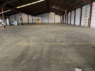 Magazijn te huur 2.000m² met weegbrug en buitenterrein tot 15.000m², volledig omheind.incl.- 2 laadkades - docklevellers- volledig omheind- camera...