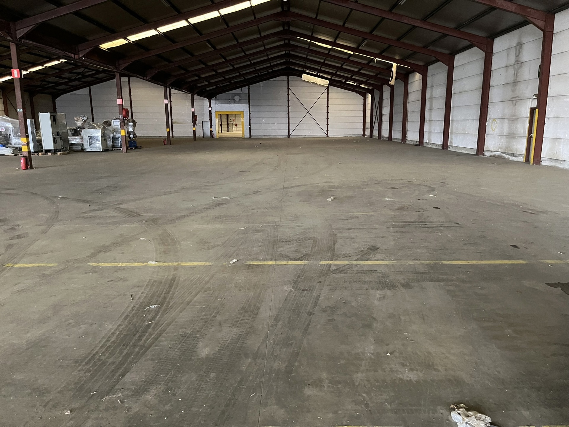 Magazijn te huur 2000m² met weegbrug en buitenterrein, volledig omheind. - foto 3