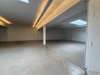 Verwarmd magazijn van ca. 200 m² in het <strong>CENTRUM</strong> van <strong>Aalst</strong>, vlakbij de <strong>STADSRING</strong> en het <strong>STATION</strong>, met vlotte verbinding naar invalswegen.<br /><br />De ruimte is ideaal als <strong>OPSLAG</strong>, maar dankzij de <strong>ETALAGE</strong> aan de straatkant met goede zichtbaarheid is deze ook perfect geschikt als <strong>ATELIER</strong> of <strong>SHOWROOM</strong>.<br /><br />Voorzien van een <strong>PRIVATIEVE</strong> <strong>INRIT</strong> (gemakkelijk laden en lossen) en <strong>PARKING</strong> voor ±3 wagens.<br />Verder beschikt het magazijn over <strong>VERWARMING</strong>, <strong>ELEKTRICITEIT</strong>, <strong>WATER</strong>, een <strong>TOILET</strong> en voldoende <strong>NATUURLIJKE</strong> <strong>LICHTINVAL</strong>.<br />Mogelijkheid tot <strong>EXTRA</strong> <strong>ONDERGRONDSE</strong> <strong>OPSLAGRUIMTE</strong>, uitbreidingsmogelijkheden zijn bespreekbaar.<br />Veelzijdig en praktisch pand op een <strong>TOPLOCATIE</strong>.<br /><br /><br />Adres: Dendermondse Steenweg 29b - 9300 Aalst<br />Onmiddellijk beschikbaar<br />Huurprijs: €1300,00/maand<br />EPC:D
