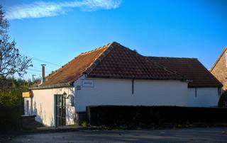 Gezellig en karaktervol vrijstaand huis te koop in Belsele! Gelegen in het gezellige gehuchtje de kouter, met tal van mooie wandelroutes vlakbij. De woning beschikt over een ruime tuin met oprit.<br /><br />Via de inkomhal kom je in de ruime woonkamer met een mooi zicht op de tuin. De woonkamer bestaat uit twee delen en geeft voldoende ruimte om een deel als bureau te gebruiken of eventueel in te richten als tweede slaapkamer. Vervolgens komen we in de keuken die volledig functioneel is, maar eventueel nog naar eigen smaak ingericht kan worden. Aanpalend aan de keuken bevindt zich een keldertje, heel handig voor opslag. Verder komen we dan in de slaapkamer, ook met zicht op de tuin. Tot slot hebben we dan de badkamer, functioneel met douchecabine, maar toe aan een opfrisbeurt. Er is ook een ruime zolder aanwezig, handig voor stokage.<br /><br />Troeven:<br />- Vlotte bereikbaarheid met de trein of via E17 naar Gent, Antwerpen, Sint-Niklaas, Lokeren, ...<br />- De elektrische installatie is in 2023 volledig vernieuwd en is conform<br />- Het huis is goed geïsoleerd en alle ramen zijn vernieuwd<br />- De woning is asbestvrij<br />- EPC D, dus geen renovatieplicht<br />- Laag KI van € 379 (onroerende voorheffing 2024: € 266)<br /><br />Graag meer info of een bezoek? Bel 0484815207 of mail naar kenneth.stoop@hotmail.com