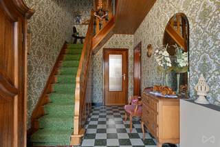 Ben je op zoek naar een woning met veel potentieel op een toplocatie? Dan is deze halfopen bebouwing in de Blandenstraat precies wat je zoekt. Met...