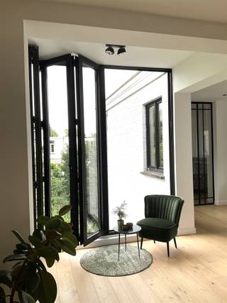 <p><span>Ontdek dit prachtige dakappartement in Berchem, op wandelafstand van het Middelheimpark, het Nachtegalenpark en Park Den Brandt. In de nabijheid van openbaar vervoer, singel en ring.</span></p><p><span>Dit dakappartement in een kleinschalig gebouw met betonconstructie, werd in 2017 volledig vernieuwd. </span></p><p><span>Via de inkomhal met apart toilet, komen we in de ruime leefruimte, badend in licht en zicht. Vooraan is er een open burearuimte met ingemaakte kasten. </span></p><p><span>Initieel waren dit twee slaapkamers, makkelijk terug te brengen in deze staat indien gewenst. Via het inpandige terras met glazen harmonicadeur, komen we in de volledig geïnstalleerde keuken met toestellen. Via een glazen deur komen we achteraan in de slaapkamer. De betegelde badkamer bevat een dubbele lavabo, een ruime douchecabine en aansluitingen voor wasmachine en droogkast. Dit appartement is licht en ruimtelijk, mede door de doorlopende parketvloer.</span></p><p><span>Kwaliteiten: een inpandig ZO terras, conforme nutsvoorzieningen, leuke ligging en bereikbaarheid, geen gemeenschappelijke kosten, 2 kelders en vrij bij akte.</span></p><p><span>Benieuwd? Maak snel uw afspraak op www.immodelaet.be of op 036440088</span></p><p><span> </span></p>