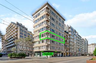 Dit instapklaar, energiezuinig hoekappartement bevindt zich op een AAA locatie te Oostende. Pal in het centrum heeft u al het nodige binnen handbereik, gaande van winkels tot openbaar vervoer. Het strand bevindt zicht pal om de hoek op nog geen minuut wandelen! <br /><br />Het hoekappartement is zeer ruim en lichtrijk. De riante leefkamer geniet een open structuur en biedt tal van ruimte. De open keuken is volledig uitgerust met de nodige apparatuur, kast-en werkruimte. Vanop het balkon geniet u een open uitzicht. <br /><br />Er zijn twee volwaardige slaapkamers aanwezig. In de badkamer is er een lavabo alsook een douche. <br /><br />In de kelderverdieping is er een privatieve berging voorzien. <br /><br />Bent u op zoek naar een tweede verblijf of vaste stek, pal aan het strand en op wandelafstand van alle voorzieningen? Aarzel dan niet en neem contact op voor meer info of een afspraak!<br /><br />