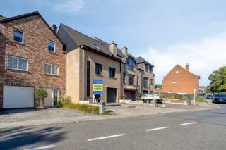 immo DAVID presenteert deze instapklare woning (bouwjaar 2014) met hoogwaardige afwerking en een uitzonderlijk hoog wooncomfort.<br /><br />Via de stijlvolle inkomhal met gastentoilet en ingebouwde vestiaire bereikt u de lichtrijke leefruimte van ca. 40 m² met vloerverwarming. De grote schuiframen zorgen voor veel natuurlijk licht en geven rechtstreeks toegang tot het westgerichte terras en de tuin.<br /><br />De open, volledig ingerichte keuken met eethoek sluit naadloos aan op de leefruimte. Aansluitend bevindt zich een praktische wasberging. De ruime garage met automatische sectionaalpoort is zowel via de oprit als via de woning bereikbaar.<br /><br />Op de eerste verdieping bevinden zich drie slaapkamers, waaronder een master bedroom met dressing, en een badkamer met ligbad en douche. De tweede verdieping biedt nog twee volwaardige slaapkamers en een tweede douchekamer, goed voor in totaal vijf slaapkamers.<br /><br />De woning beschikt over een ventilatiesysteem D, conforme elektriciteit, een uitstekende EPC-score A en een waterput van 5.000 liter.<br /><br />Rustig maar centraal gelegen, met een vlotte verbinding naar Brussel en de Ring. Openbaar vervoer, scholen, winkels, het Laarbeekbos en de fietssnelweg bevinden zich in de onmiddellijke omgeving.<br /><br />Een ideale gezinswoning waar ruimte, comfort, energiezuinigheid en een uitstekende ligging perfect samenkomen.
