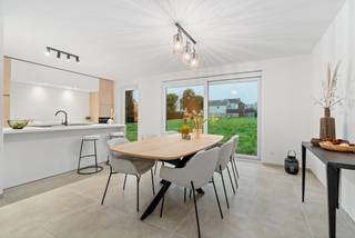 Droomt u van een energiezuinige woning op een rustige en kindvriendelijke locatie, vlak bij het centrum van Beernem?<br />In een nieuw aangelegde woonstraat realiseert Hectaar een kleinschalig project van hedendaagse nieuwbouwwoningen, ontworpen met oog voor kwaliteit, comfort en duurzaamheid.<br />Elke woning wordt gebouwd met hoogwaardige materialen en uitgerust met energiezuinige technieken, zodat u jarenlang zorgeloos kunt genieten van uw nieuwe thuis.<br /><br />Bovendien krijgt u als koper volledige inspraak in de afwerking en inrichting, in samenwerking met onze ervaren partnerleveranciers. Zo creëert u een woning die helemaal bij uw stijl en budget past!<br /><br /><strong>Indeling van de woning</strong><br />Gelijkvloers: ruime inkomhal met gastentoilet - lichtrijke en open leefruimte met een mooie connectie naar de tuin - open keuken, perfect voor gezellige kookmomenten - praktische bergingruimte. <br />Verdieping: 3 ruime en lichtrijke slaapkamers - volledig uitgeruste badkamer met ligbad, inloopdouche, dubbele wastafel en toilet<br />Zolder: Ruime, praktische zolderruimte (toegankelijk via zolderluik). <br /><br /><strong>Troeven van dit project</strong>
<ul>
	<li>Energiezuinig wonen dankzij warmtepomp (lucht/water) en vloerverwarming op het gelijkvloers</li>
	<li>Zonnepanelen mogelijk, voor extra lage energiekosten</li>
	<li>Twee ruime publieke groenzones – perfect voor ontspanning, spelen of samenkomen met buren</li>
	<li>Lichtrijke, open leefruimtes met optimaal contact met de tuin</li>
	<li>Regenwaterput van 7.500 liter aangesloten op toiletten, buitenkraan en wasmachine</li>
	<li>Mogelijkheid tot plaatsen van een carport met berging</li>
	<li>Groene, rustige omgeving én toch vlakbij winkels, scholen en openbaar vervoer</li>
</ul>
<strong>Interesse?</strong><br />Neem snel contact met ons op voor meer info of een afspraak.