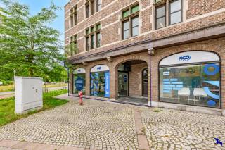 Welkom in Duffel!<br /><br />In het bruisende centrum van Duffel bevindt zich dit veelzijdige handelspand, perfect gelegen voor diverse commerciële doeleinden. Dankzij de uitstekende ligging geniet u hier van veel zichtbaarheid, wat het een waardevolle investering maakt voor ondernemers die streven naar een sterke handelspositie.<br /><br />Het pand beschikt over een ruime winkelruimte met grote raampartijen, die een uitnodigende presentatie van uw producten of diensten mogelijk maken. De praktische en open indeling kan eenvoudig worden aangepast aan verschillende bedrijfsconcepten zoals een winkel, kantoor of andere commerciële activiteiten.<br /><br />Daarnaast beschikt het pand over voldoende opslagruimte en is er parkeergelegenheid in de nabijheid, wat extra comfort biedt voor zowel klanten als personeel. <br /><br />Interesse gewekt? Contacteer ons kantoor via info@hiro.be of 03 230 00 14!