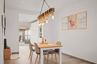 <p><span>In een stille straat zonder doorgaand verkeer en binnen een zone 30, ligt deze ruime, in 2018 vernieuwde woning. Aan de buitenkant valt onze blik op het nieuwe, donkere buitenschrijnwerk in pvc, de speciale videobel, de erker op de eerste verdieping en de luifel boven de voordeur. Binnen verrassen de authentieke, geschuurde trappen, de hoge plafonds en de houten wandversiering in de living. De gunstige epc-score werd bereikt door installatie van een condensatieketel, vloerverwarming en doorgedreven isolatie. In de living  die uitgeeft op de open keuken, is zelfs 20cm glaswol voorzien boven het plafond. De keuken met composieten kookeiland is volledig uitgerust met koelkast, vriezer, vaatwasser, kookvuur en dampkap. De tuinberging is bekleed met Thermowood en voorzien van warm water, boiler, ontkalker en elektrische verwarming. Ze kan dienstdoen als bureel/hobbyruimte. De nieuwe badkamer omvat een bad, inloopdouche (regenfunctie), hangtoilet, dubbel meubel en sierradiator. De master bedroom is net als één van de twee overige kamers, voorzien van een airco (warmtepomptechnologie). In de derde kamer werd een vaste dressingkast geïnstalleerd. In de meeste kamers komt een UTP-kabel toe (internet). Overal in huis werden LED-spots in het plafond verwerkt. Lichtarmaturen en gordijnen zijn begrepen in de prijs. Ten slotte vermelden we nog de 12 zonnepanelen op het dak en de vele stopcontacten doorheen de woning.</span></p><p><span> </span></p>