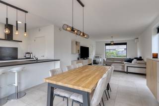 Bienvenue dans cette maison contemporaine et lumineuse à Denderleeuw – une perle de construction neuve (vente sous régime des droits...