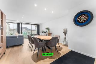 In een recente en goed onderhouden residentie uit 2022 bevindt zich dit lichtrijke duplex-appartement met een bewoonbare oppervlakte van ca. 130 m². Dankzij de indeling over zowel het gelijkvloers als de eerste verdieping geniet het appartement van een stadstuin met berging én twee ruime terrassen.<br /><br />Bij het betreden van het appartement kom je terecht in een ruime inkomhal met gastentoilet. Aansluitend bevindt zich de volledig ingerichte leefkeuken, voorzien van alle moderne toestellen en met voldoende ruimte voor een eetplaats. De aangename leefruimte biedt dankzij de grote raampartijen overvloedig natuurlijk licht. Daarnaast is er ook een praktische berging aanwezig.<br /><br />Op het gelijkvloerse niveau bevinden zich twee volwaardige slaapkamers, waarvan één met een inloopdouche. De ruime badkamer is ingericht met een ligbad. Beide slaapkamers bieden rechtstreekse toegang tot de gezellige stadstuin met tuinberging.<br /><br />Het appartement wordt verwarmd via centrale verwarming met vloerverwarming, is voorzien van hoogrendementsbeglazing en is geïsoleerd volgens de huidige normen wat zorgt voor een aangenaam comfort en een energiezuinige score.<br /><br />De residentie beschikt verder over een gemeenschappelijke fietsenberging en bevindt zich op een centrale locatie, vlakbij winkels, openbaar vervoer en belangrijke verbindingswegen.<br /><br />Benieuwd naar dit unieke duplex-appartement? Aarzel niet om een bezoek in te plannen en laat je verrassen wat dezee woning te bieden heeft!<br /><br />