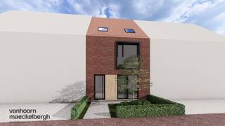 <h3>Moderne nieuwbouwwoning met mooie tuin in Oostende</h3>
<p>Ontdek deze stijlvolle en energiezuinige nieuwbouwwoning in de Eksterstraat te Oostende, een ideale gezinswoning waar ruimte, comfort en hedendaags woonplezier centraal staan. De woning is voorzien van een warmtepomp en zonnepanelen. Hierdoor bespaart u de eerste 5 jaar 50% op uw onroerende voorheffing!</p>
<p>Bij het betreden van de woning komt u terecht in een ruime inkomhal die toegang biedt tot een open keuken. Deze keuken kunt u nog volledig aanpassen naar uw eigen smaak en wensen. Dankzij de open indeling de keuken naadloos over in de lichtrijke leefruimte van 31m2. De grote raampartijen zorgen voor een overvloed aan natuurlijk licht en bieden een mooi zicht op de tuin. Aansluitend vindt u een praktische berging/ technische ruimte. Op de eerste verdieping is er ook nog een apart toilet met handwassertje, alsook een ruime fietsenberging/stockageruimte.</p>
<p>Op de eerste verdieping bevinden zich twee zeer grote slaapkamers van +16m2 en een stijlvolle badkamer. Ook op deze verdieping is een apart toilet te vinden. <br /><br />Tot slot is er nog de tweede verdieping. Deze is standaard uitgerust met een vaste trap binnen budget, alsook wordt de zolder al geïsoleerd. Indien u wenst om de zolder meteen volledig mee af te werken zoals in het lastenboek, kan dit voor een meerprijs van €7.000 excl. BTW. Deze verdieping biedt meteen ruimte voor 2 extra, zeer grote slaapkamers alsook nog een bureauruimte.</p>
<p>Buiten geniet u van een aangename, tuin waar rust en privacy gegarandeerd zijn. Achteraan het perceel is bovendien voldoende ruimte voorzien voor ontspanning, spelende kinderen of een gezellige zomeravond met vrienden en familie.</p>
<p>Deze woning werd ontworpen met aandacht voor energiezuinigheid, wooncomfort en duurzaamheid. Dankzij de moderne technieken en kwalitatieve afwerking bent u verzekerd van een lage energiefactuur en een toekomstgerichte investering. Energiezuinige nieuwbouwwoningen zijn vandaag bijzonder gegeerd omwille van hun comfort, lage verbruikskosten en duurzame karakter.</p>
<h3>Troeven</h3>
<ul>
<li>Nieuwbouwwoning met hedendaagse architectuur</li>
<li>Mogelijkheid tot 4 slaapkamers + bureauruimte</li>
<li>Ruime en lichtrijke leefruimte</li>
<li>Open keuken met zicht op de tuin</li>
<li>Praktische berging en technische ruimte</li>
<li>Externe fietsenberging/opslagruimte</li>
<li>Moderne badkamer</li>
<li>Energiezuinig en duurzaam gebouwd</li>
<li>Zuidgerichte tuin met veel privacy</li>
<li>Rustige ligging in een aangename woonomgeving</li>
<li>Vlotte verbinding naar centrum Oostende, winkels, scholen en openbaar vervoer</li>
</ul>
<p>Deze instapklare nieuwbouwwoning combineert een doordachte indeling met hedendaags comfort en een gunstige ligging. Een unieke kans voor gezinnen, jonge koppels of investeerders die op zoek zijn naar een kwalitatieve woning in Oostende.</p>
<p></p>