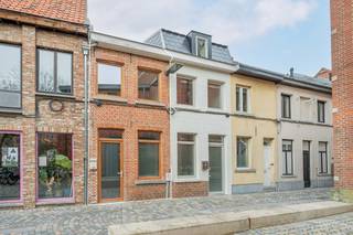 In de charmante Schaalstraat, op wandelafstand van het bruisende centrum van Mechelen, bevindt zich deze volledig gerenoveerde en...