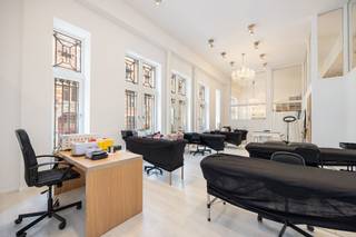 Uitzonderlijke kantoorruimte op zeer centrale locatieIn een historisch pand gelegen op wandelafstand van het Operaplein en de Grote Markt, nabij...