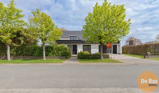 EERSTE BEZOEKDAG VRIJDAG 1 MEI VAN 10u TOT 14u (ENKEL OP AFSPRAAK!)<br /><br />MASSEMEN – Op zoek naar ruimte, comfort en rust? Deze perfect onderhouden open bebouwing in een kindvriendelijke omgeving heeft het allemaal. Met een bewoonbare oppervlakte van ca. 300 m² geniet u hier van een uitzonderlijk ruim en lichtrijk geheel.<br /><br />De gezellige woonkamer met gashaard en grote raampartijen vormt het hart van de woning, terwijl de volledig geïnstalleerde keuken met ontbijthoek uitnodigt tot lange, gezellige momenten. Op het gelijkvloers vindt u bovendien en ruime inkomhal met gastentoilet, een nachthal, 2 verzorgde slaapkamers, een vernieuwde badkamer voorzien van alle comfort, een extra apart toilet, een ingerichte dressing, een praktische berging/wasruimte en een ruime inpandige garage voorzien van een sectionale poort en een nieuwe epoxyloer.<br /><br />Op de verdieping wachten nog 2 volwaardige slaapkamers, waaronder een masterbedroom met privé dakterras, een tweede ruime badkamer, een apart toilet, een polyvalente ruimte (ideaal als bureau of hobbykamer) en een zeer praktische zolderkamer.<br /><br />Buiten geniet u in alle privacy van een prachtig aangelegde tuin met twee terrassen – perfect om te ontspannen of gasten te ontvangen.<br /><br />Dankzij 12 zonnepanelen, centrale verwarming op aardgas, dubbele beglazing, zonneluifel en een alarmsysteem is ook aan comfort en energiezuinigheid gedacht.<br /><br />Gelegen nabij winkels, scholen, openbaar vervoer en invalswegen met een vlotte verbinding naar de E40.<br /><br />Bent u op zoek naar een instapklare, uitzonderlijk ruime gezinswoning op een toplocatie. Maak dan snel uw afspraak en laat u verrassen door de ruimte en mogelijkheden van deze prachtige en perfect onderhouden woning!<br /><br />Voor info of bezoek: 053/60.65.60<br /><br />De vermelde prijs is een richtprijs. Na ontvangst van de biedingen beslist de verkoper vrij om al dan niet over te gaan tot verkoop en aan welk bod. De richtprijs is niet bindend.