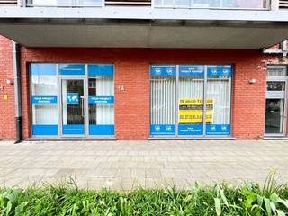 Kantoorruimte gelegen te Mechelen (circa 82 m²) Dit commerciële pand is perfect voor ondernemers die zoeken naar een professionele en goed gelegen werkplek.IDEAAL voor adviesbureaus, consultancy, advocatenkantoren, of andere dienstverlenende bedrijven die zoeken naar een professionele en aantrekkelijke werkplek in hartje Mechelen.LOCATIE EN BEREIKBAARHEID : Gevestigd aan een belangrijke verkeersader in Mechelen, beschikt dit pand over een ideale positie. De locatie is uitstekend bereikbaar met het openbaar vervoer. INTERIEUR EN INDELING : Het interieur is praktisch ingericht met meerdere functionele zones. Het pand beschikt over 3 verschillende bureauruimtes met glazen wanden afgescheiden, een geluidsdichte kantoorruimte, een apart toilet, en keukenvoorziening, en kleine berging.