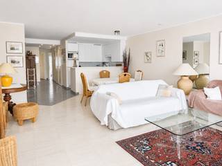 Op zoek naar een aangename uitvalsbasis aan zee, op een topligging in Knokke? Dit ruime appartement combineert een uitstekende ligging met een comfortabele indeling, twee slaapkamers en een prachtig zijdelings zicht op strand en zee.<br /><br />De lichtrijke woonkamer beschikt over een gezellige zit- en eethoek en geeft rechtstreeks toegang tot het terras aan de voorzijde. Dankzij de zuidwestelijke oriëntatie is dit een heerlijke plek om te genieten van de middag- en avondzon, met de kustlijn en de zee als decor.<br /><br />De open keuken sluit mooi aan op de leefruimte en is uitgerust met onder meer een vaatwasser. Aansluitend bevindt zich een praktische berging.<br /><br />Het appartement beschikt over twee volwaardige slaapkamers, elk met toegang tot het terras aan de achterzijde. De eerste slaapkamer heeft een aansluitende badkamer met ligbad, lavabo en toilet. De tweede slaapkamer beschikt over een eigen douchekamer met douche en lavabo. Daarnaast is er een afzonderlijk gastentoilet en een inkomhal.<br /><br />Ook op het vlak van bergruimte scoort het appartement goed: op de ondergrondse verdieping beschikt u over een privatieve kelderberging, naast de gemeenschappelijke fietsenberging.<br /><br />Troeven<br />- Prachtig zijdelings zicht op strand en zee<br />- Zuidwestelijk georiënteerd terras<br />- Twee volwaardige slaapkamers, elk met toegang tot een terras<br />- Twee badkamers<br />- Uitstekende ligging in Knokke<br />- Gemeenschappelijke fietsenberging<br />- Mogelijkheid tot aankoop van een garagebox in de residentie (150.000 euro)<br /><br />Een appartement waar u meteen kunt genieten van alles wat Knokke te bieden heeft: de zee en het strand vlakbij, winkels en restaurants binnen handbereik en bovenal een heerlijk gevoel van vakantie, het hele jaar door.<br /><br />Bent u op zoek naar een tweede verblijf, pied-à-terre of comfortabele woonst aan de kust? Plan dan zeker een bezoek en ontdek zelf de ligging, het uitzicht en de aangename indeling van dit appartement.